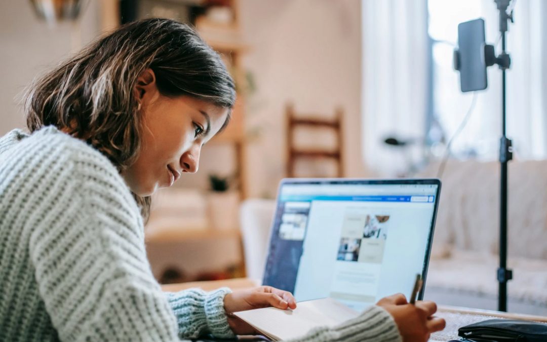 mujer buscando información