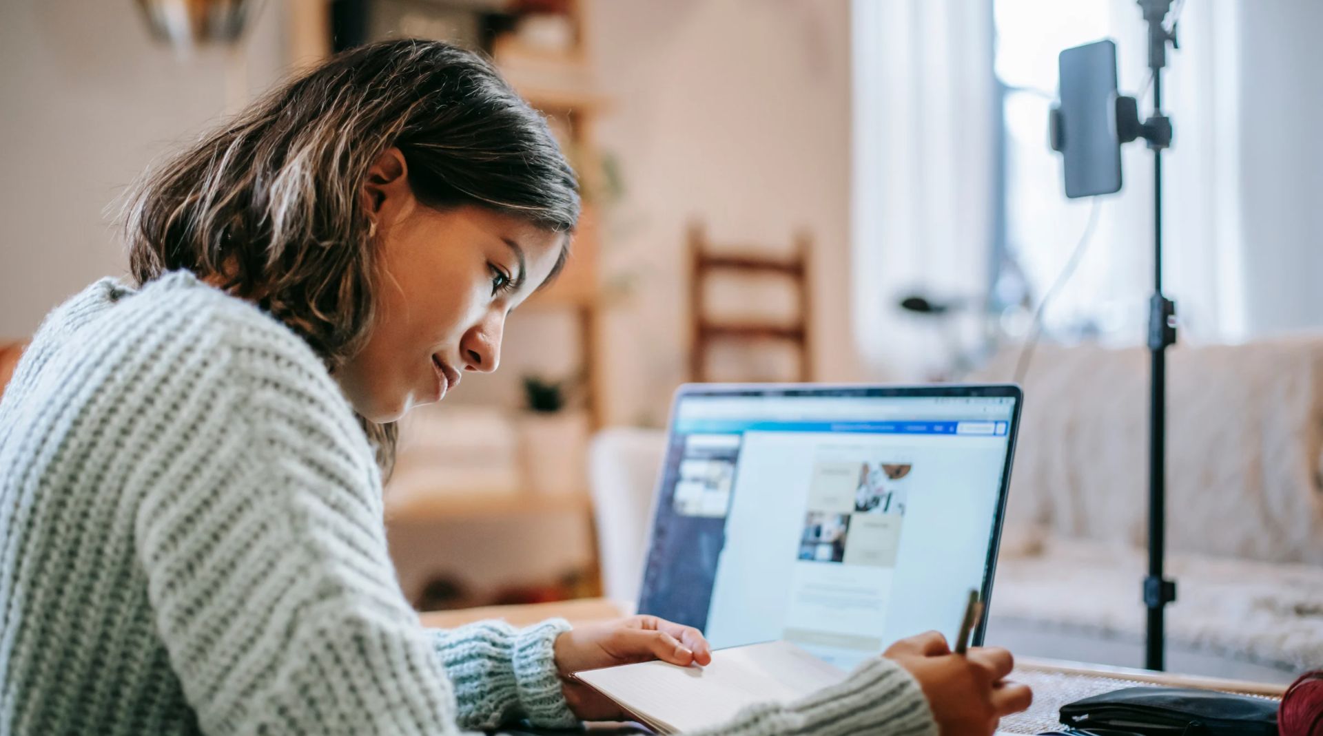 mujer buscando información