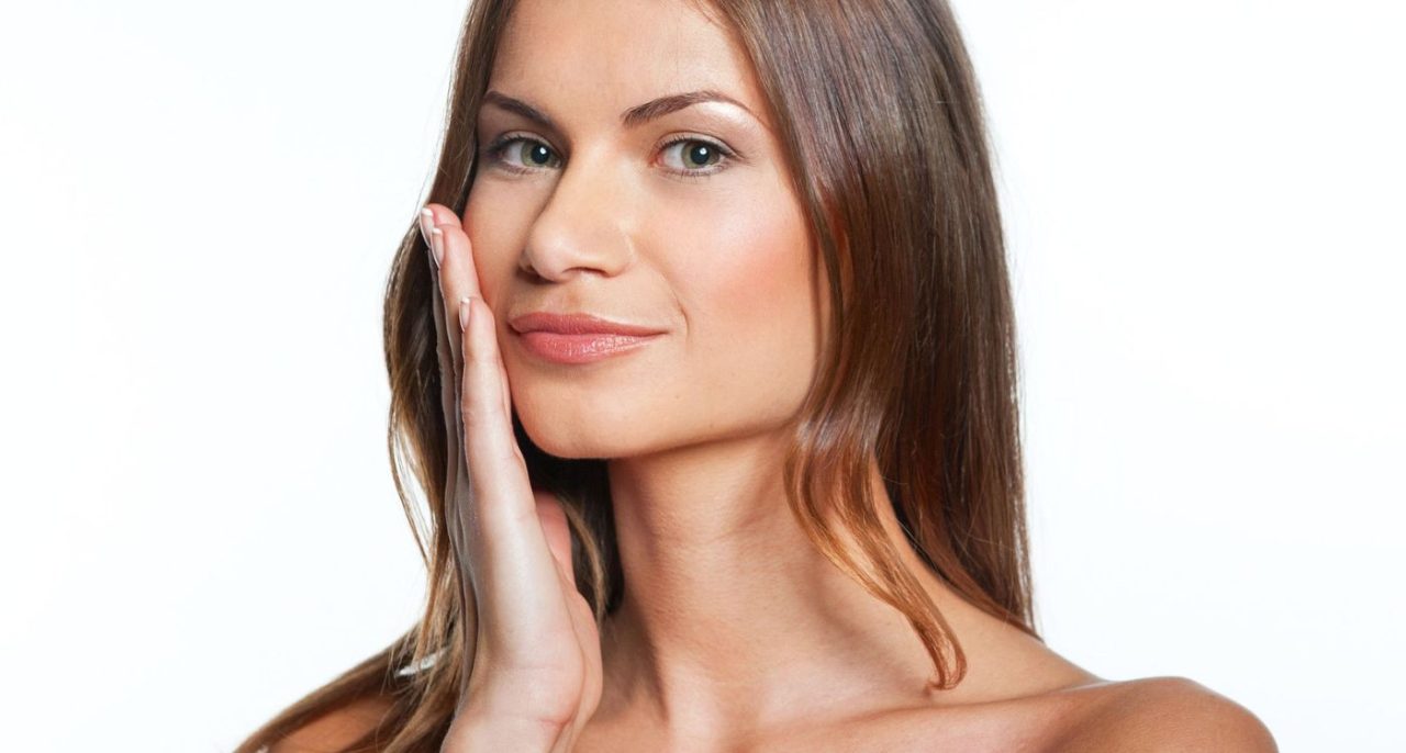 Primer plano de mujer tras cirugía de feminización facial